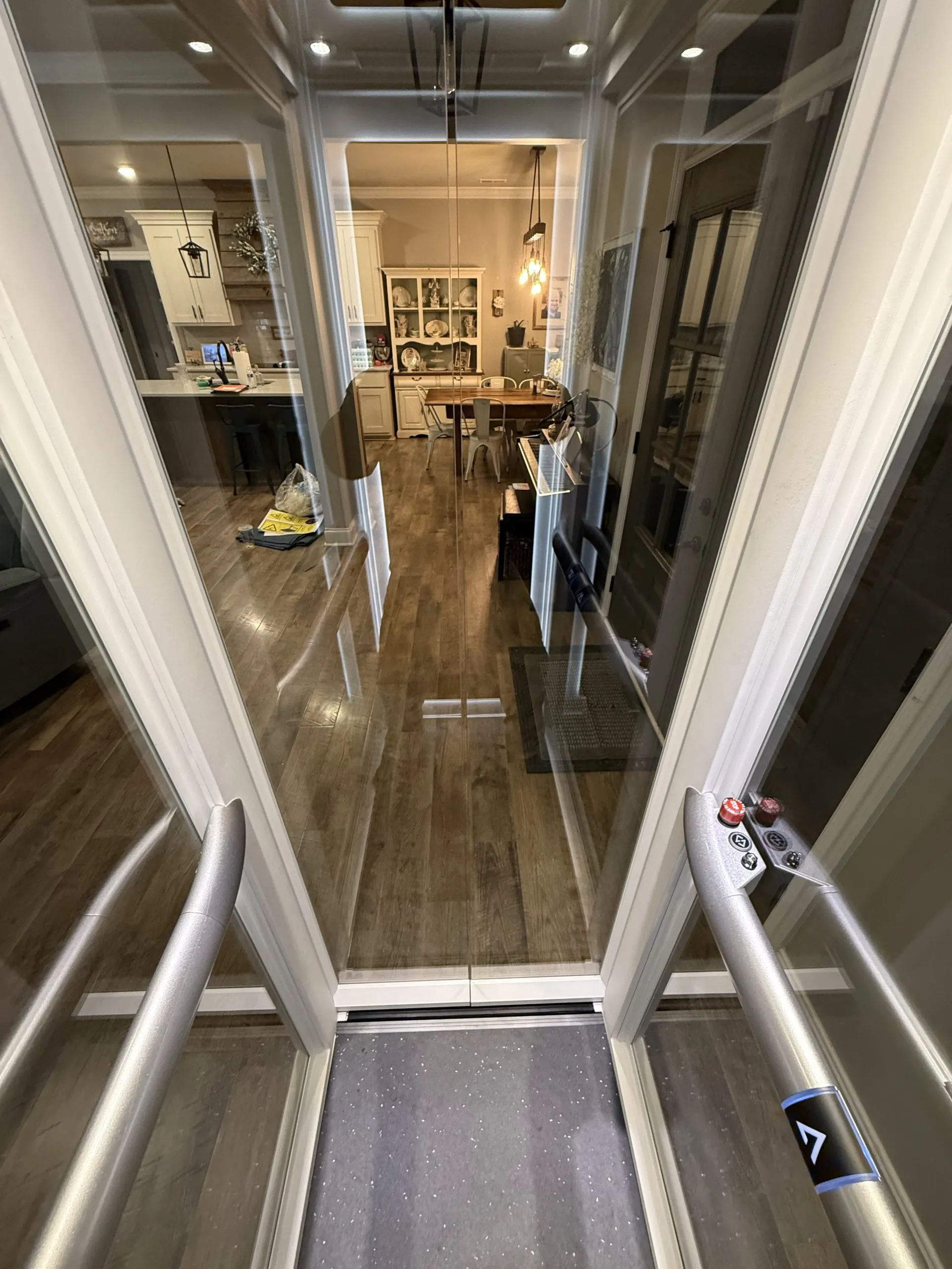 Detail panel kontrol dan interior kabin Ascenda Size M, portofolio instalasi Alabama, dipilih untuk memudahkan rutinitas single mother dengan 1 anak.