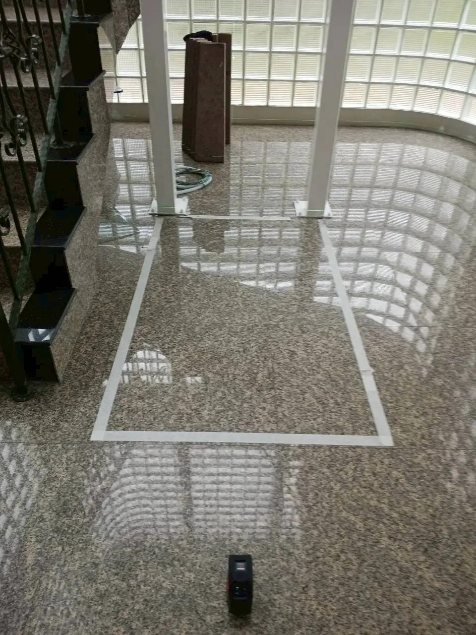 Penandaan area footprint lift rumah Ascenda di lantai granit untuk memvisualkan posisi pemasangan sebelum instalasi