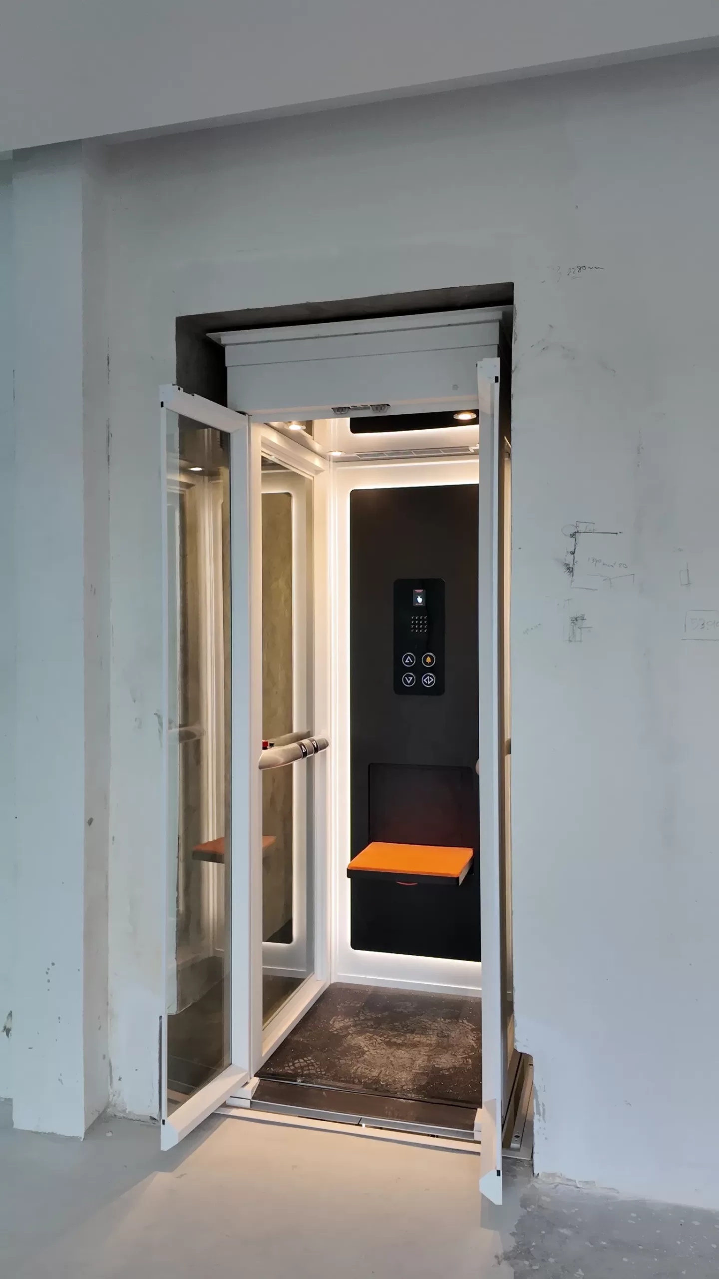 Interior kabin Ascenda tipe M: panel kontrol ergonomis, handrail, dan pencahayaan LED untuk kenyamanan pengguna.