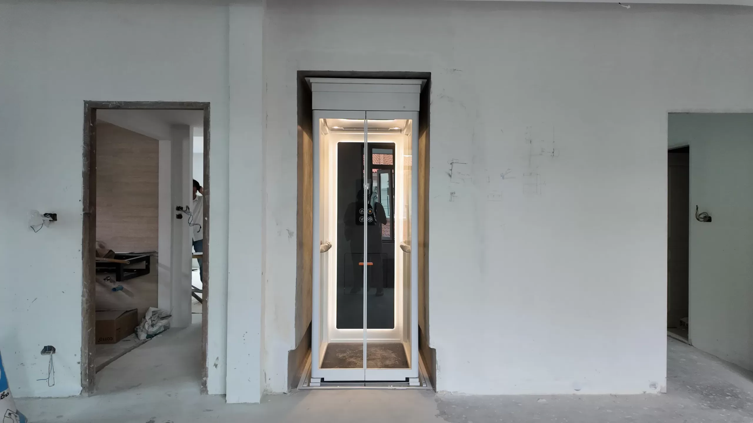 Ascenda tipe M terpasang dalam shaft, memperlihatkan desain modular dan pintu kaca untuk visibilitas.