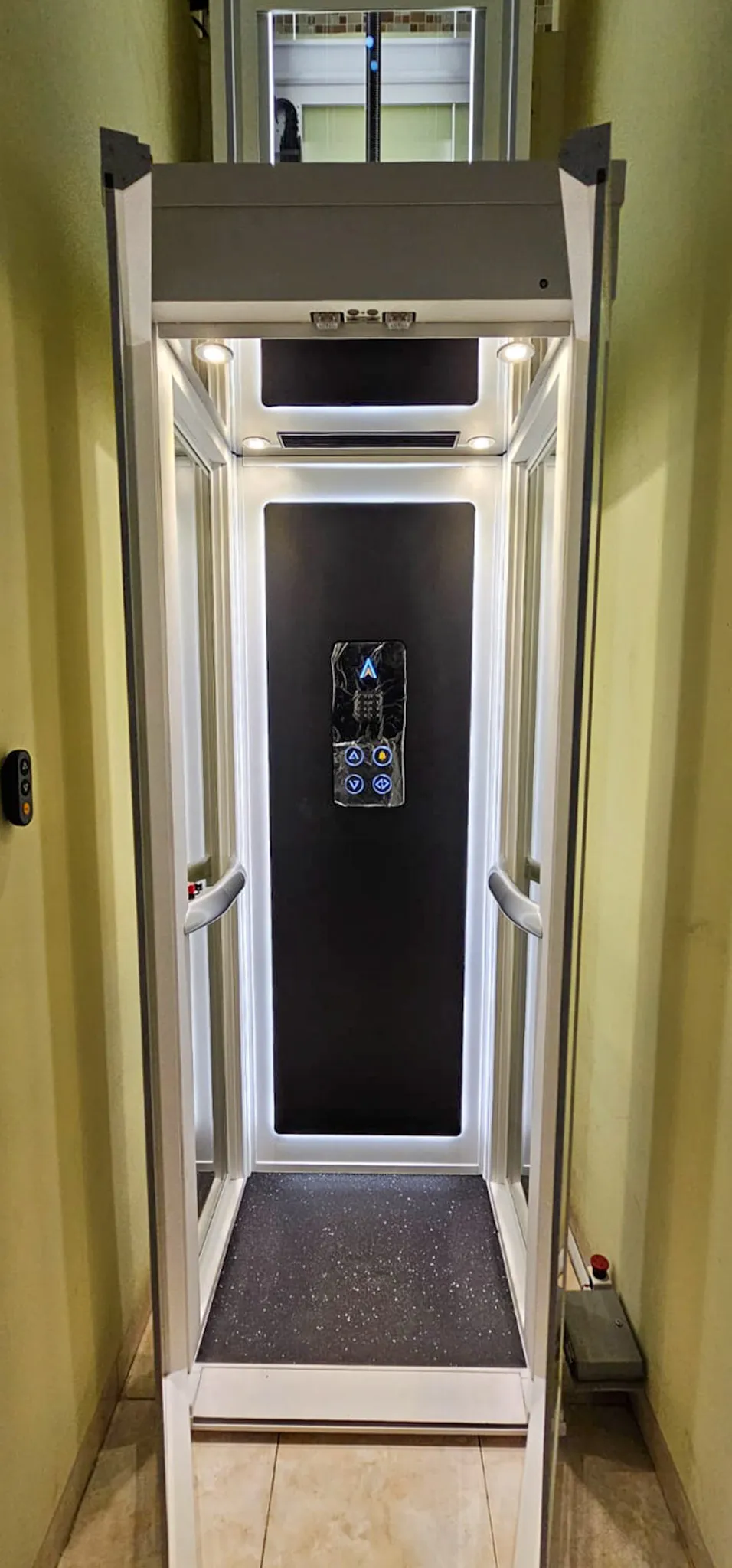 Lift rumah Ascenda tipe S dengan kabin ringkas, solusi untuk rumah sempit tanpa galian pit.