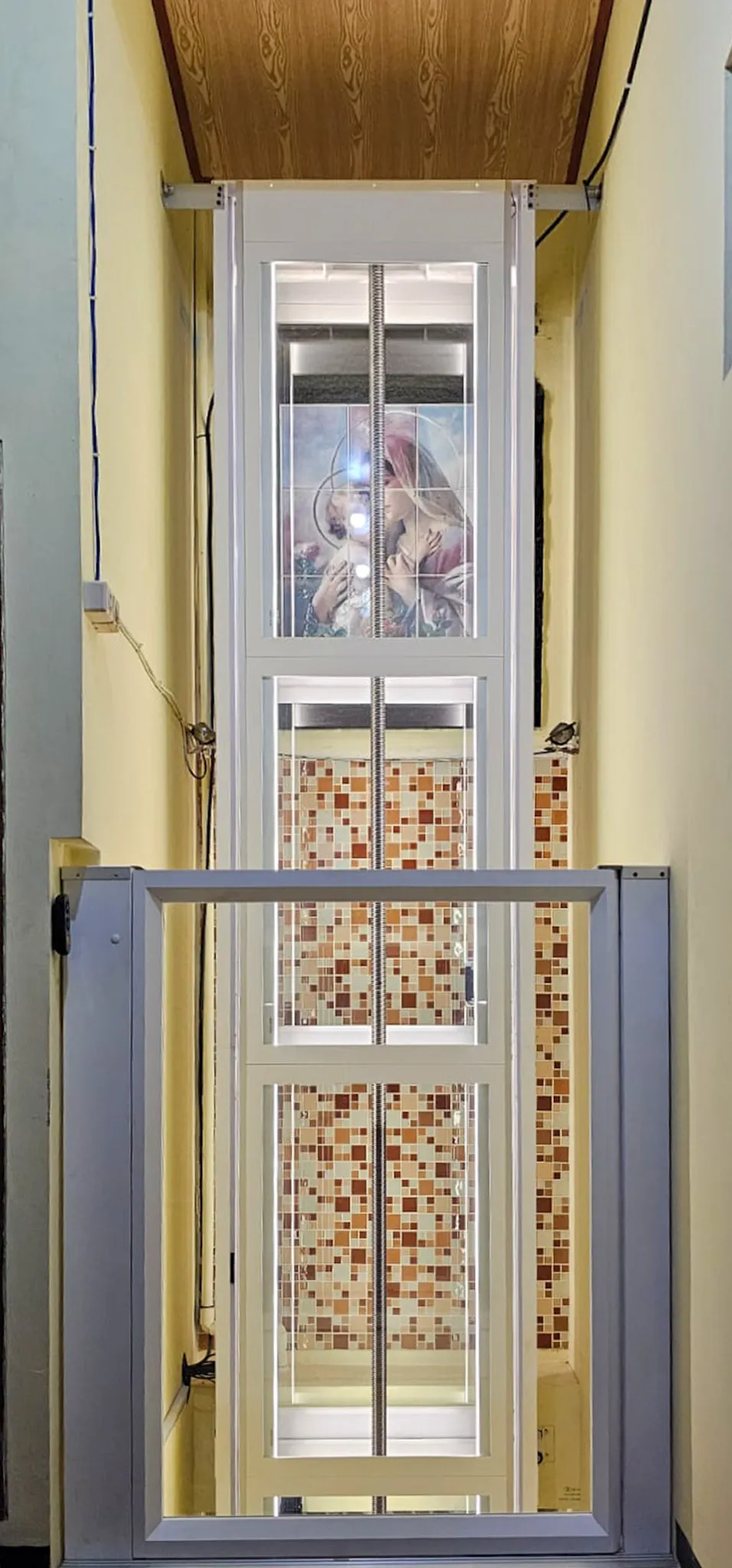 Instalasi Ascenda tipe S (ukuran lift rumah minimal) di Cibubur, cocok untuk void kecil dan rumah yang sudah jadi.