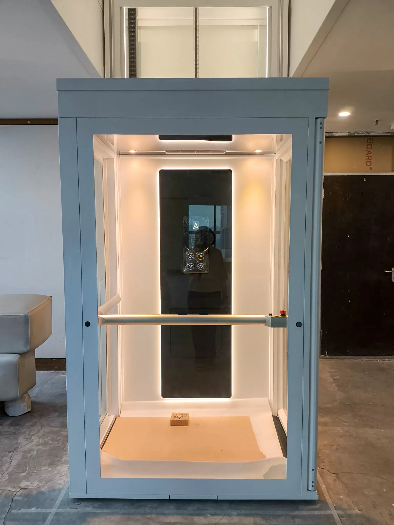 Instalasi lift rumah Ascenda tipe XL di Menteng, platform lift untuk akses kursi roda dengan bukaan pintu lebar.