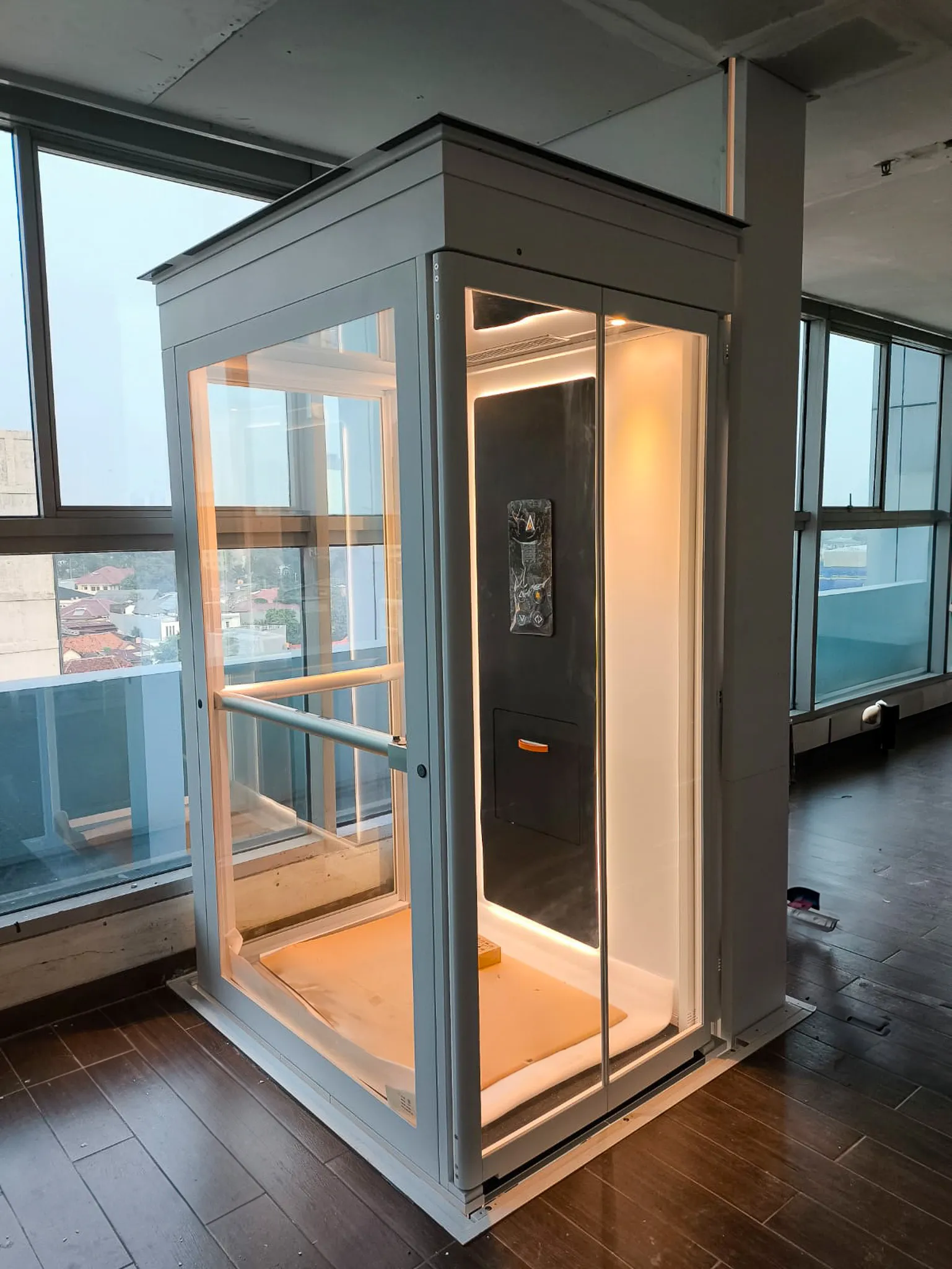 Ascenda tipe XL terpasang di rumah Jakarta, contoh footprint efisien dan aksesibilitas untuk mobilitas terbatas.