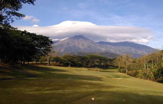 Taman Dayu Golf Club Pasuruan dengan view pegunungan, fairway panjang, dan suasana resort pegunungan.