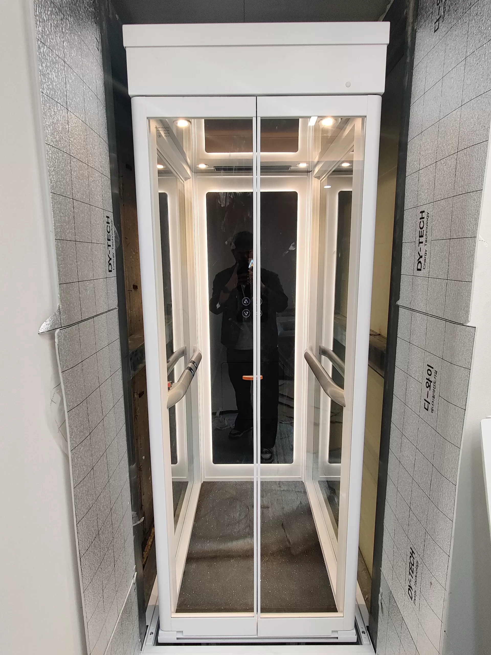 Lift rumah Ascenda Size XL warna putih dengan ruang kabin yang lega, mendukung aksesibilitas hunian sesuai semangat UU No. 8 Tahun 2016 tentang Penyandang Disabilitas di Indonesia.