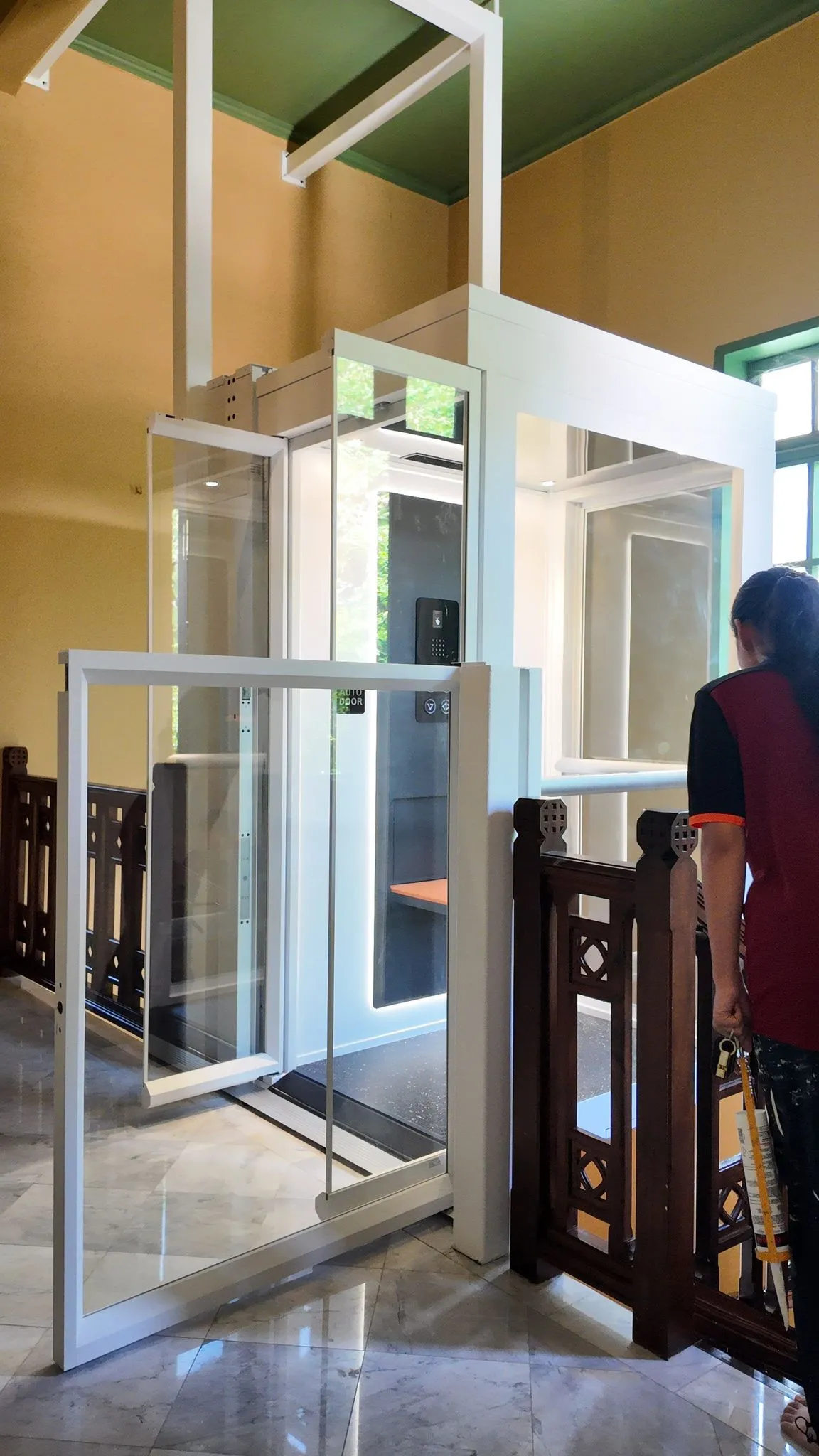 Lift rumah Ascenda putih size XL dengan pintu terbuka dan akses ramah kursi roda di dalam rumah