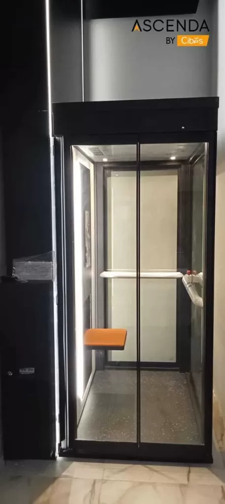 Lift rumah Ascenda Size XL warna hitam tampak depan, sebagai solusi akses vertikal di rumah tinggal yang mendukung kenyamanan penghuni dan prinsip aksesibilitas dalam UU Disabilitas Indonesia.