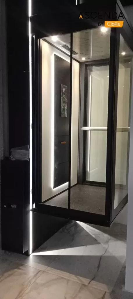 Lift rumah Ascenda Size XL dengan bukaan kabin yang luas, mendukung mobilitas yang lebih aman dan inklusif di rumah sesuai arah penerapan UU No. 8 Tahun 2016 tentang Penyandang Disabilitas.