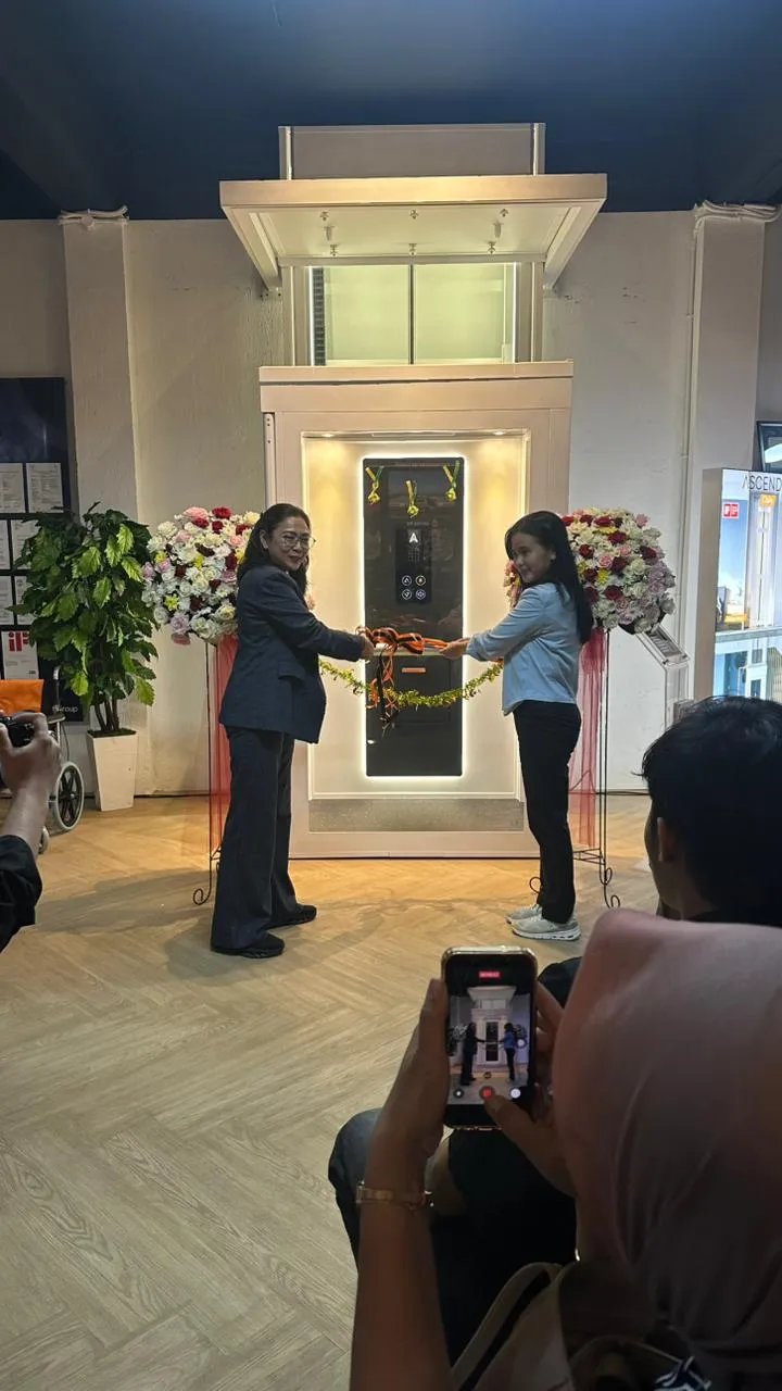 Momen peresmian dan potong pita grand opening showroom Ascenda by Cibes Bandung di area lift rumah display