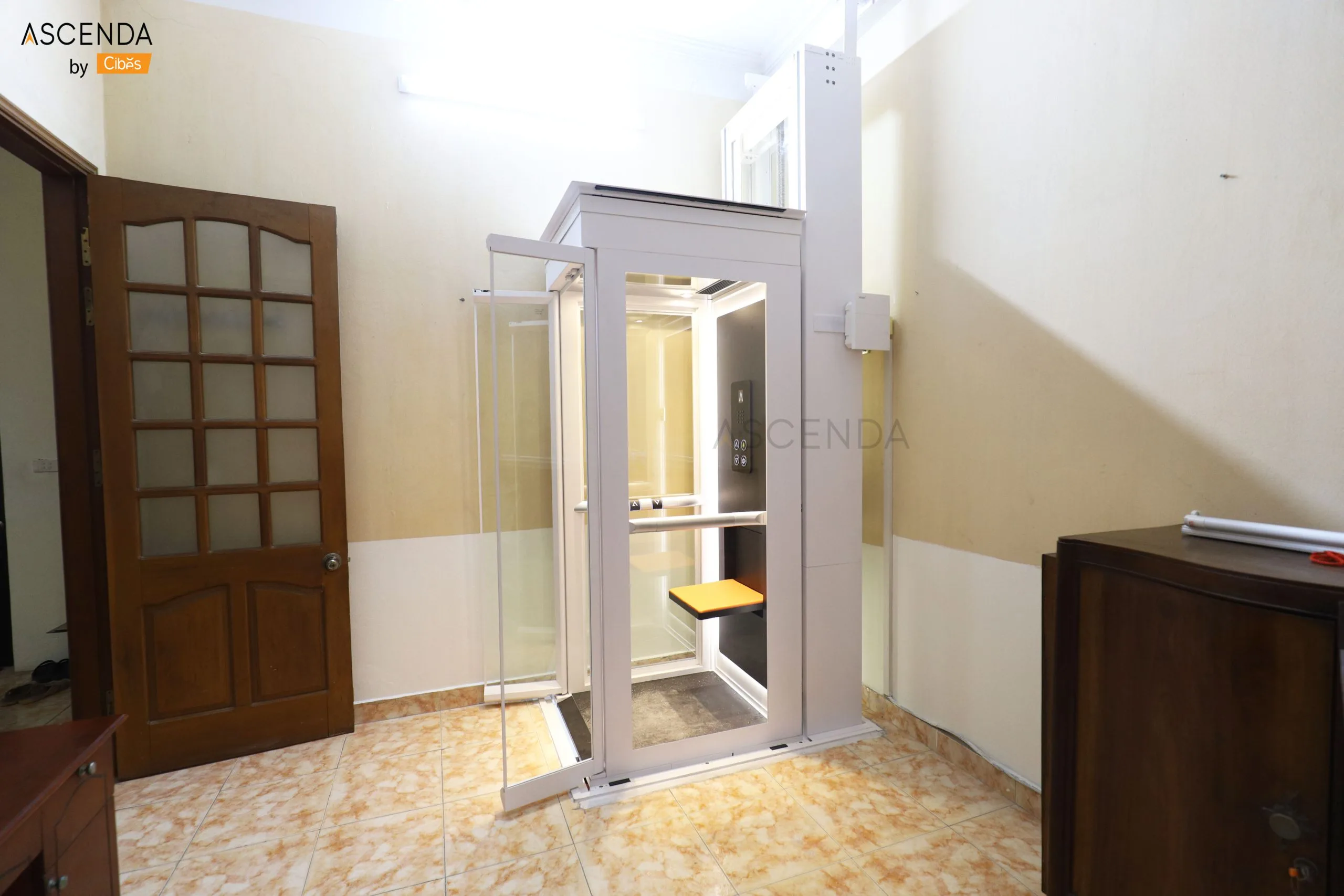 Portofolio lift rumah Ascenda di dalam rumah tinggal, menunjukkan solusi akses vertikal yang lebih nyaman untuk lansia dibanding naik tangga setiap hari.