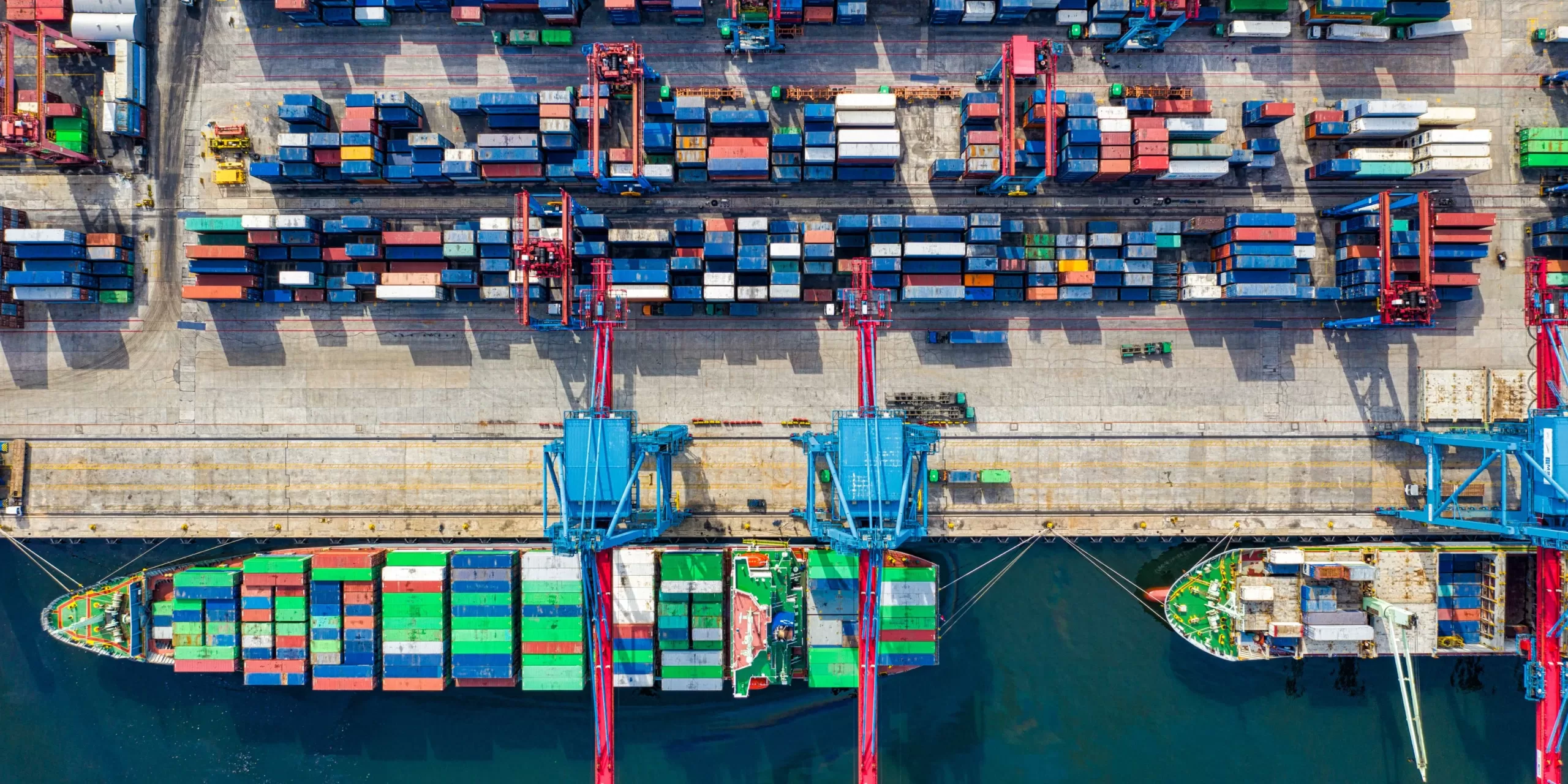 Pelabuhan kontainer sebagai ilustrasi rantai pasok global yang mendukung kelancaran manufaktur Ascenda by Cibes