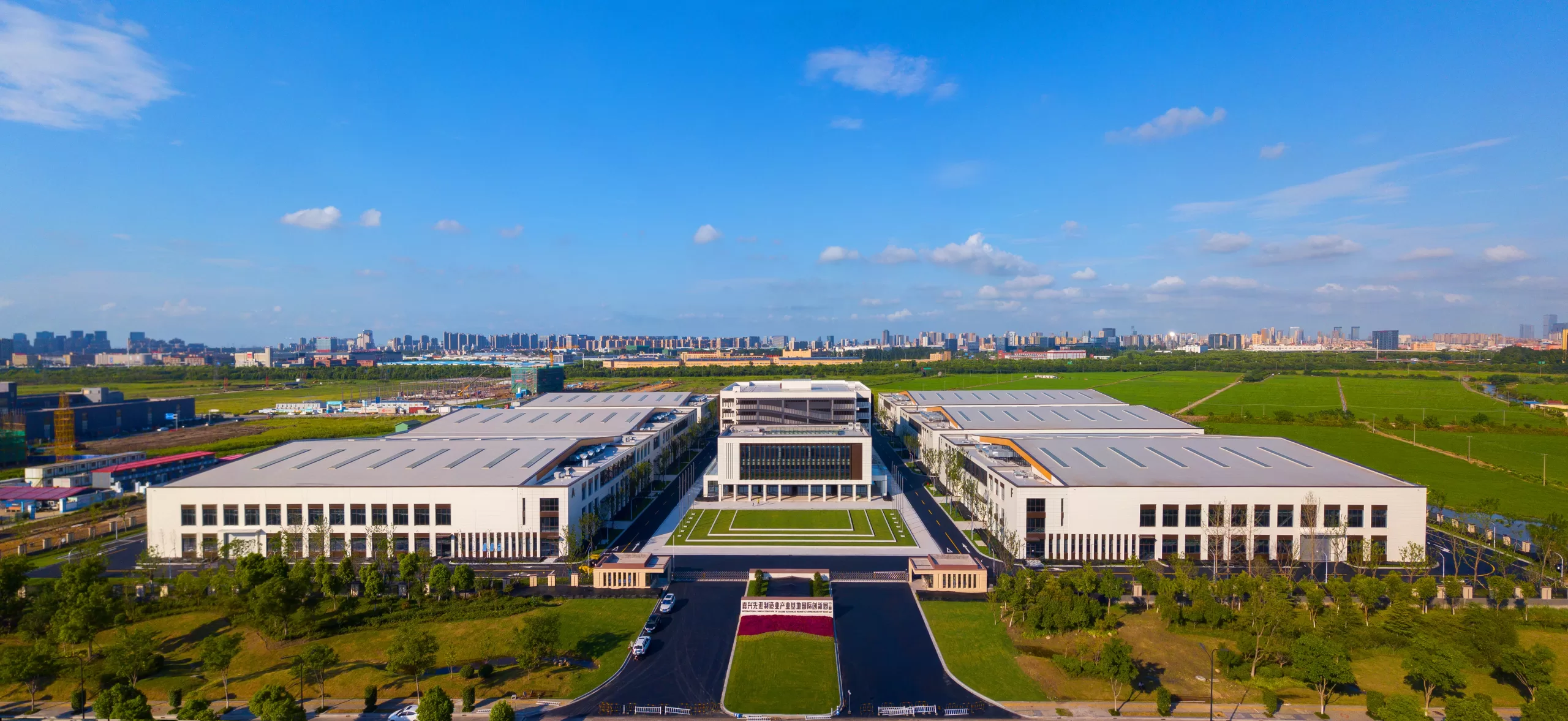 Gedung manufaktur Jiaxing PU di China sebagai salah satu pusat produksi penting untuk pasar lift rumah Asia