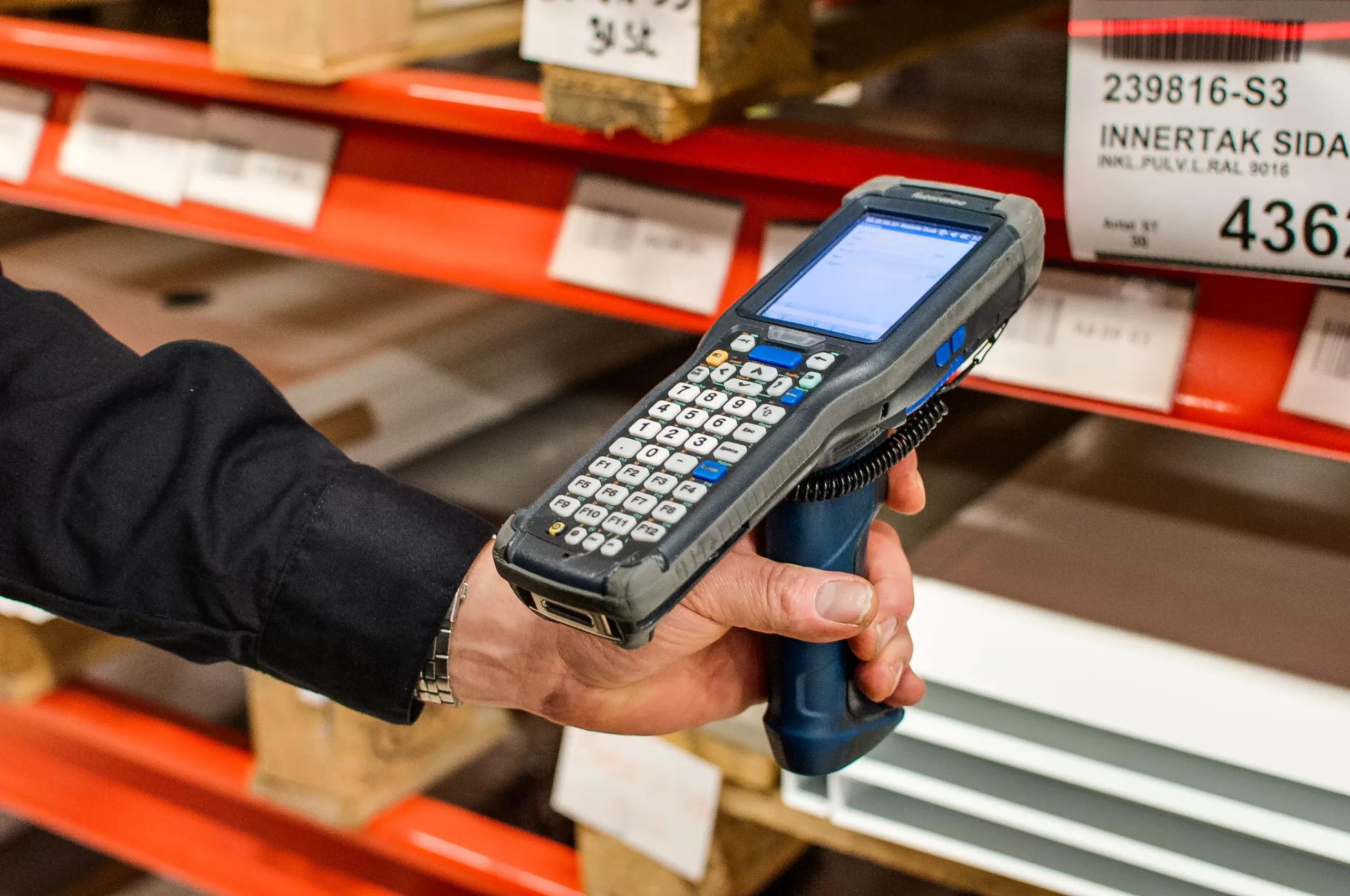 Alat pemindai inventaris di gudang komponen yang mendukung akurasi dan efisiensi supply chain manufaktur