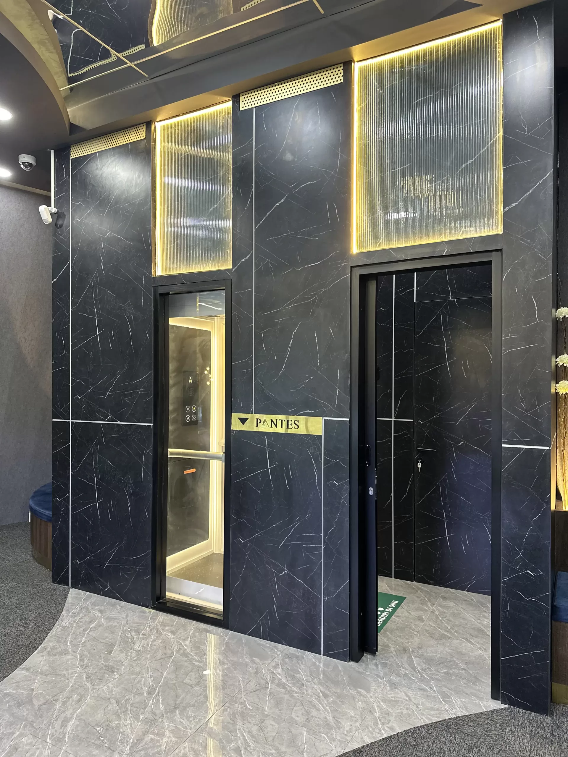 Instalasi lift ruko Ascenda by Cibes pada shaft eksisting di area komersial dengan tampilan modern dan hemat ruang